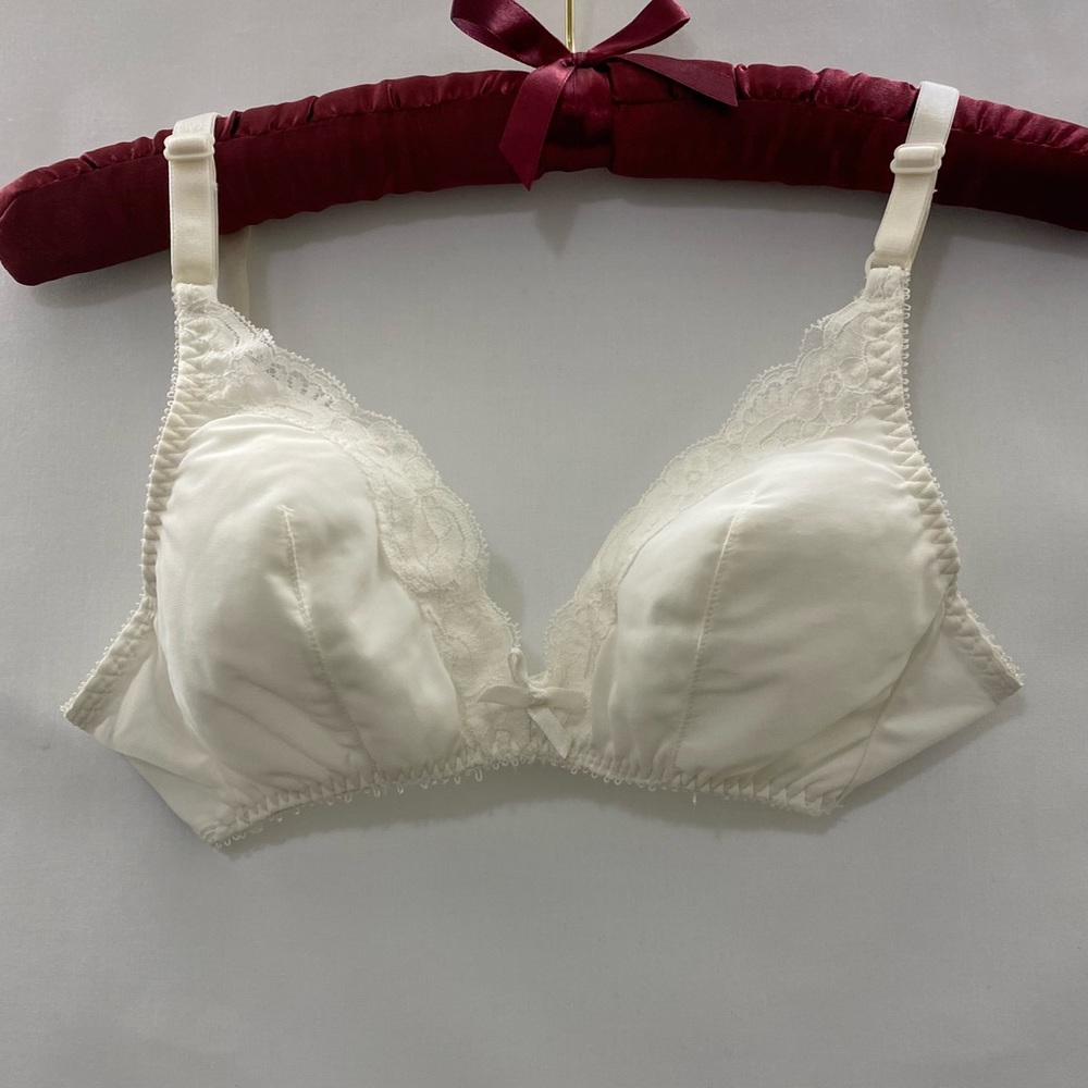 Vintage white Bali bra with with lace trim